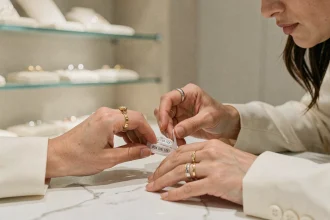 Femme mesurant la taille de ses bagues avec un outil de mesure dans une bijouterie moderne